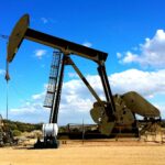 Petróleo: Opep+ cogita expandir cortes na produção em até 1 milhão de barris por dia