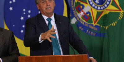 Bolsonaro cobra Petrobras (PETR4) sobre redução do preço após queda do petróleo