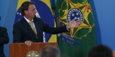 Bolsonaro mantém viagem à Rússia apesar de ameaça de guerra; veja análise