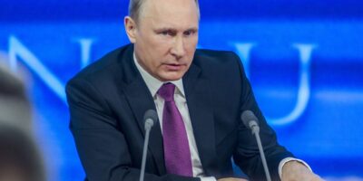 Putin anuncia retirada de parte das tropas russas na Ucrânia; petróleo despenca