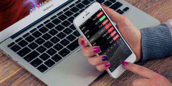 Ibovespa respira após bancos desabarem, mas a pressão interna ainda persiste