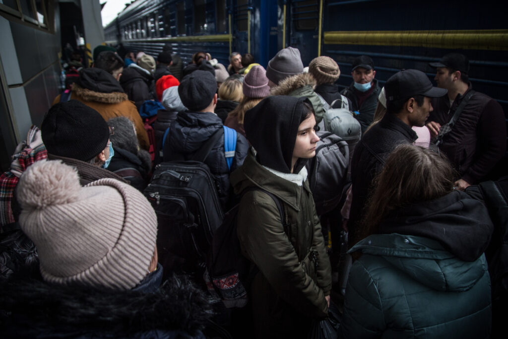 Rússia e Ucrânia chegam a entendimento sobre retirada de civis. Na imagem, família de ucranianos busca refúgio de bombas em metrô de Kiev. Foto: Oleksandr Ratushnyak / UNDP Ukraine