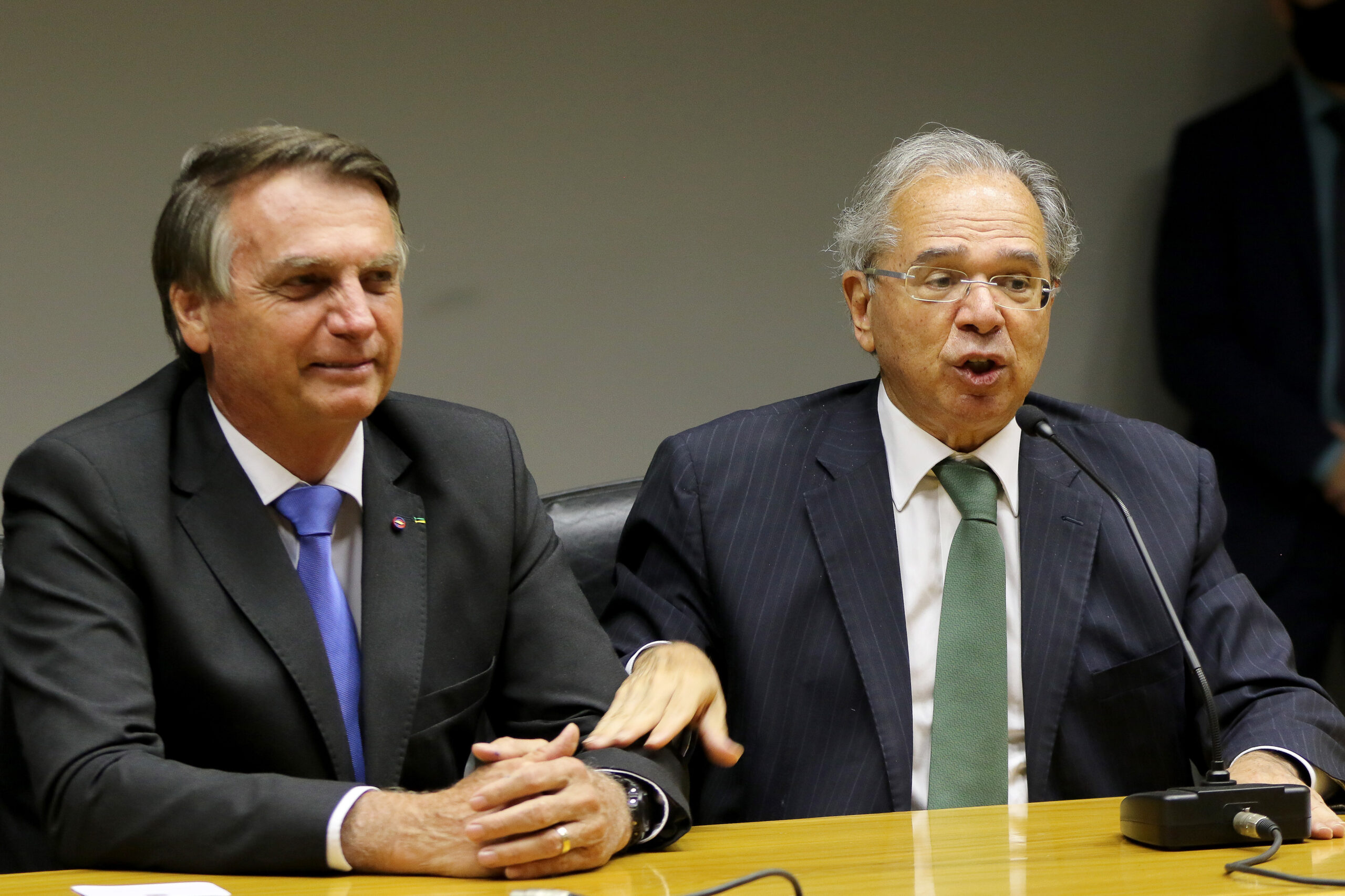 O presidente da República, Jair Bolsonaro, junto com o ministro da Economia, Paulo Guedes, em declaração conjunta à imprensa em outubro de 2021. Foto.: Wilson Dias/Agência Brasil.
