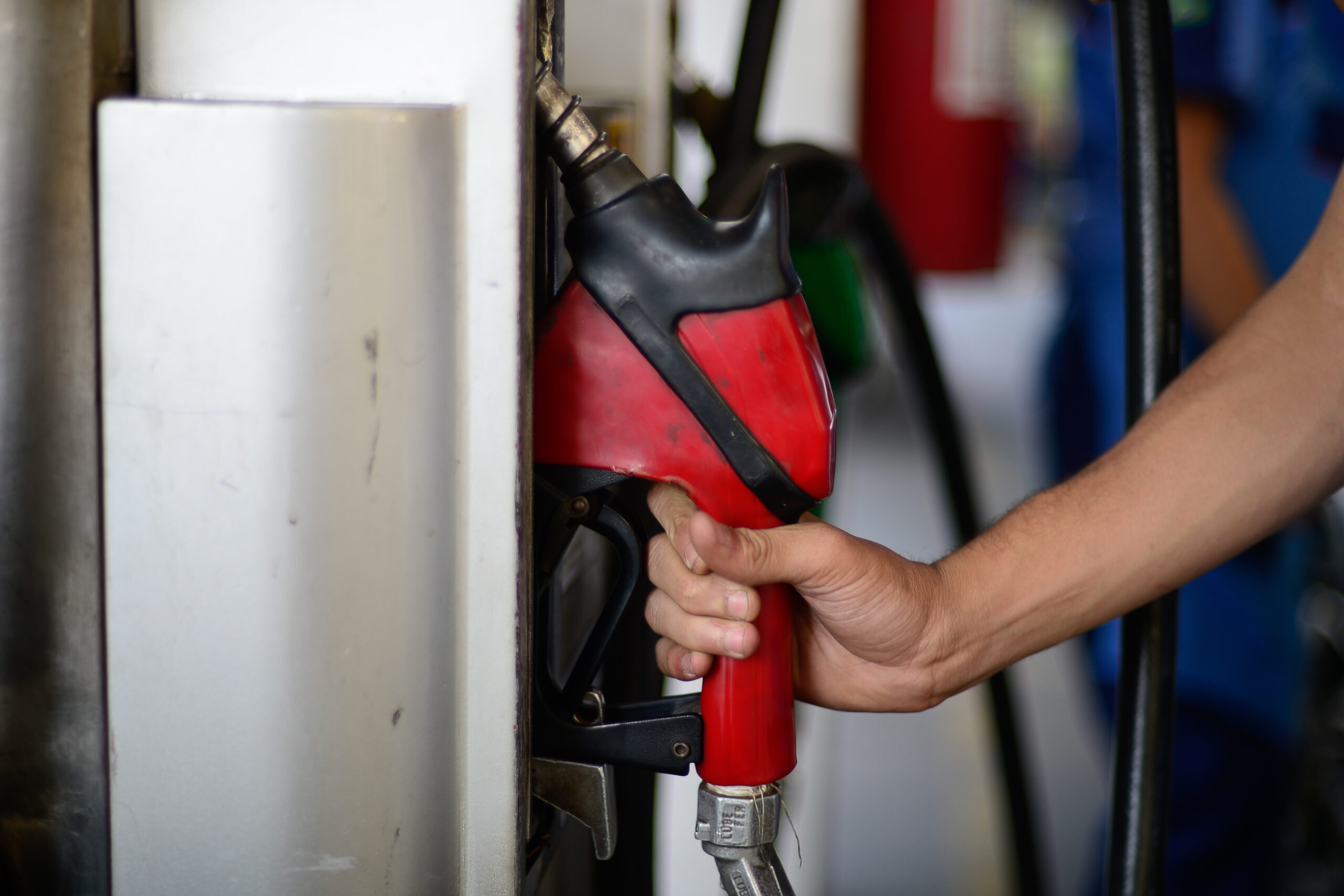 Receita Federal realiza operação contra fraudes na importação de combustíveis