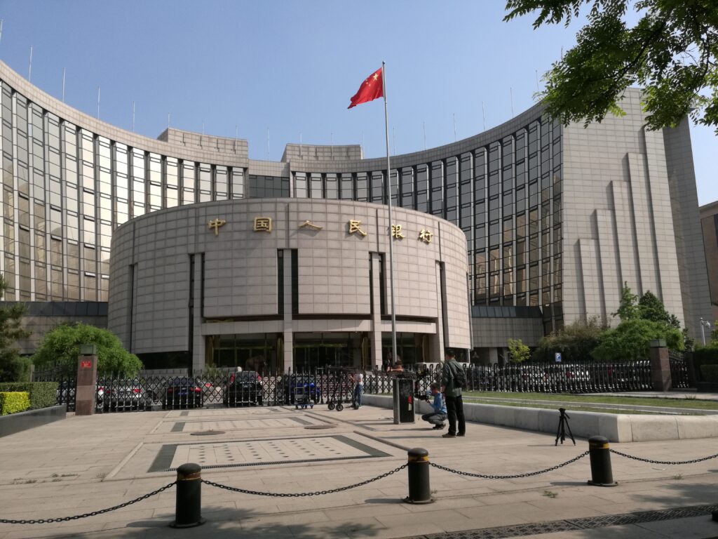 Na China, banco central mantém inalteradas as taxas de juros de referência.