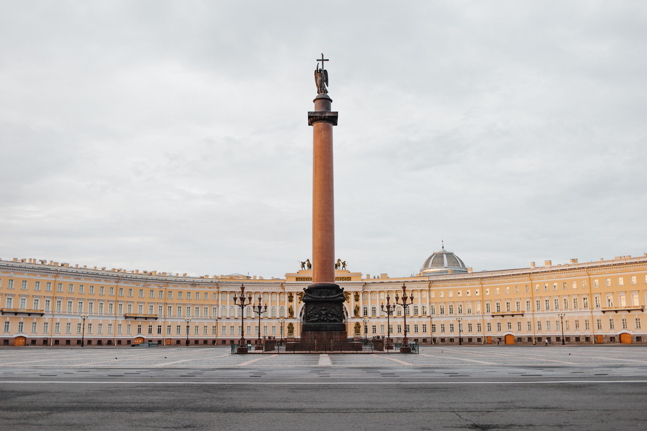 Дворцовая площадь в Санкт-Петербурге. Александровская колонна в арке. Дворцовая площадь 4. Дворцовая площадь фото.