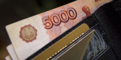 Rublo bate mínima histórica ante dólar; Rússia pagará credores com moeda local