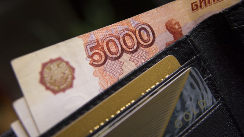 Rublo bate mínima histórica ante dólar; Rússia pagará credores com moeda local
