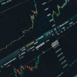 Ibovespa cai 3,06% com tombo da Petrobras (PETR4) e desoneração de combustíveis. Foto: Pexels