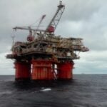Petróleo sobe e atinge maior nível em um mês com tensão entre EUA e Irã