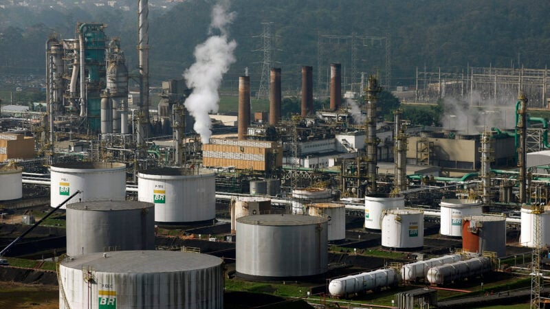 Incêndio atinge refinaria da Petrobras (PETR4) após vazamento de diesel