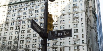 Bolsas de Nova York fecham em queda, com perspectiva de alta na taxa de juros