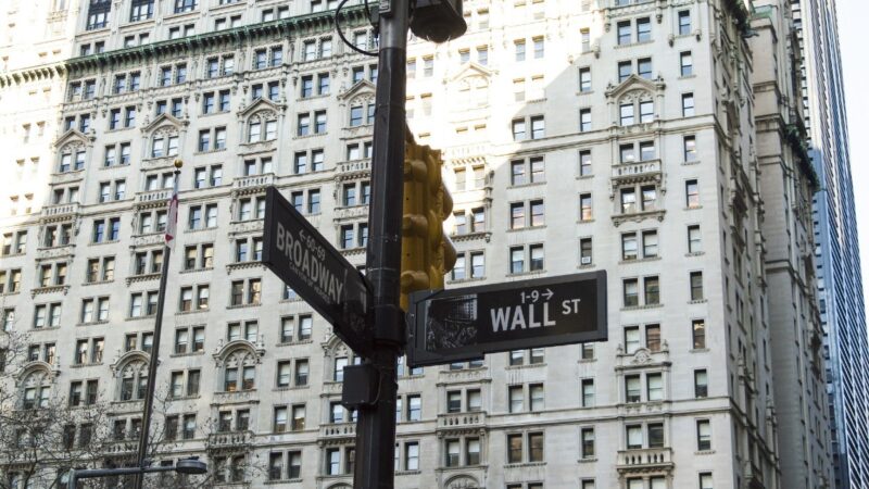 Bolsas de Nova York fecham em queda, com perspectiva de alta na taxa de juros