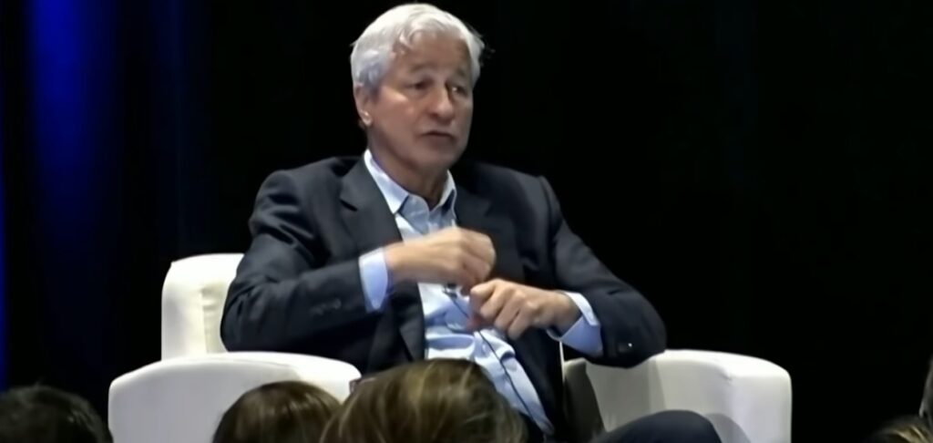 Fala do CEO do JPMorgan se deu no Strategi Decisions Conference de 2022 - Foto: Reprodução/Youtube
