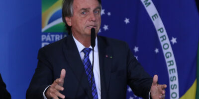 Bolsonaro promete zerar impostos de combustíveis em 2023