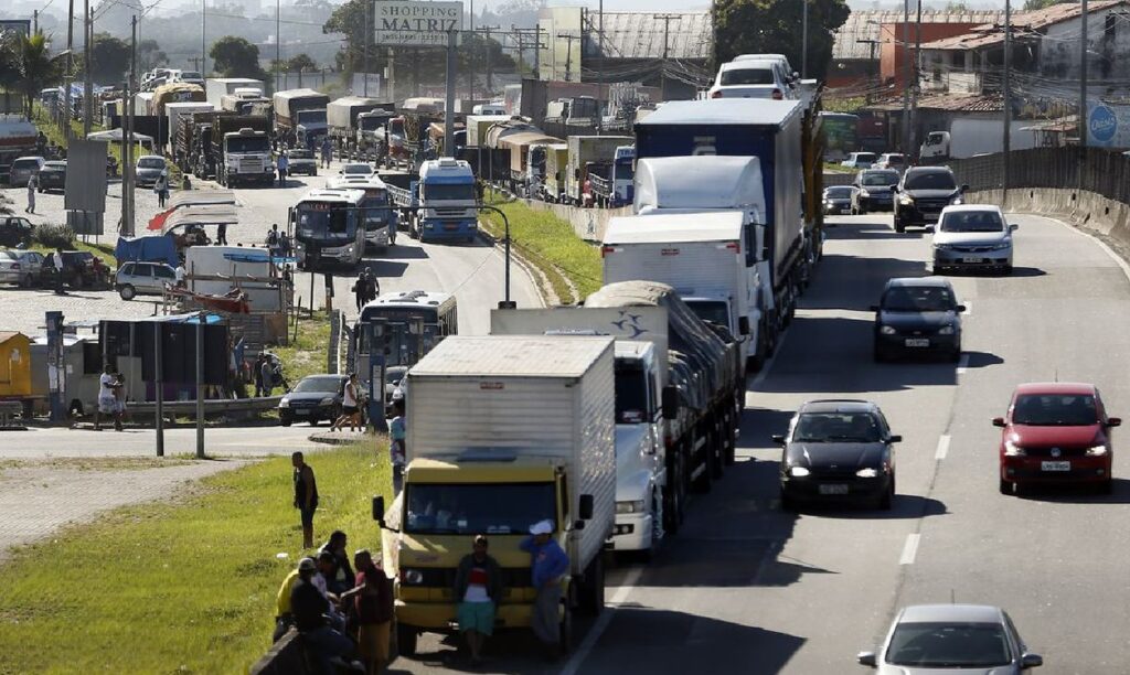 PRF pede reforça para destravar bloqueios em estradass. Foto: Agência Brasil