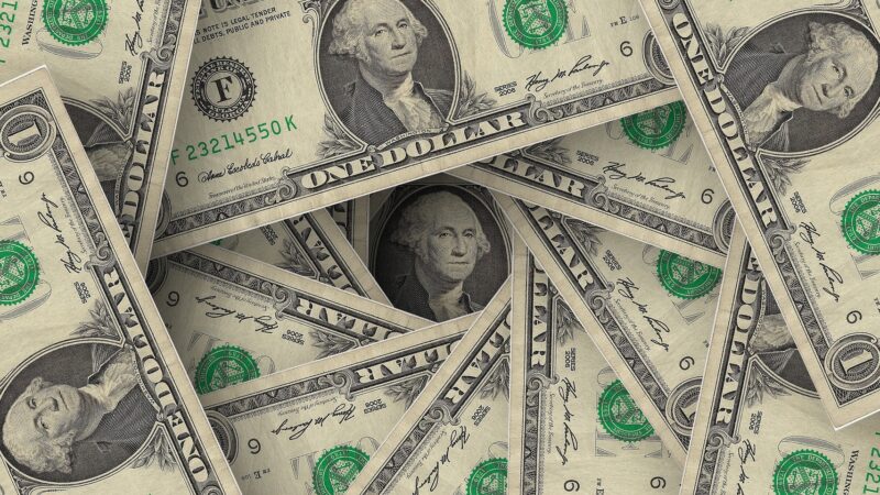 Dólar: com rendimento de Treasuries e alta de commodities, moeda recua com alívio