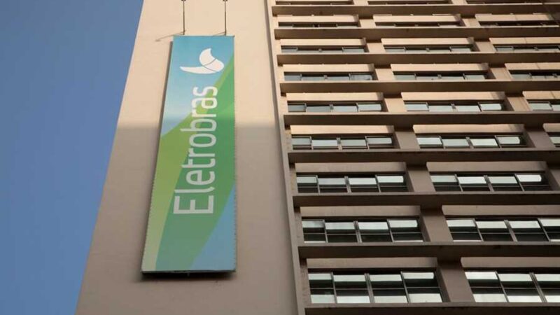 Eletrobras (ELET3): BNDES pode vender R$ 7 bi de ações em bloco, diz site; ações desabam
