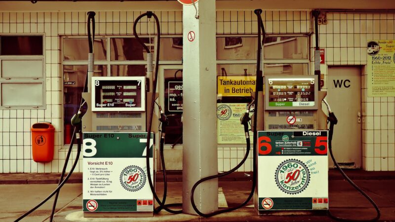 Média de preço da gasolina nos postos volta a ficar abaixo de R$ 5, diz ANP