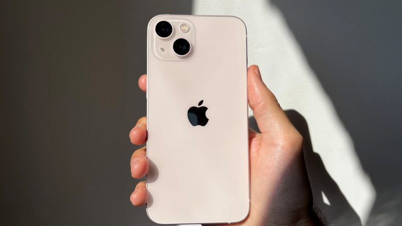 Apple (AAPL34) é multada em R$ 12 mi e governo suspende venda de iPhone sem carregador