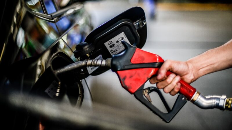 Preço da gasolina cai pela 2ª semana seguida; Valor mais baixo chega a R$ 4,19