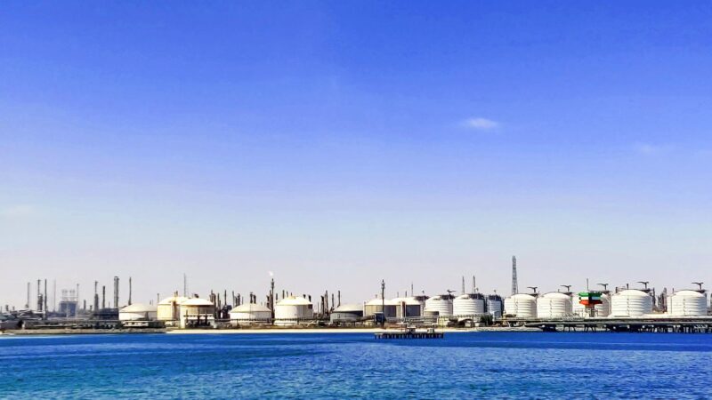 Petróleo fecha em forte baixa, após sauditas reduzirem preços