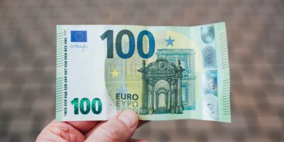 Euro vale menos do que dólar em mínima dos últimos 20 anos