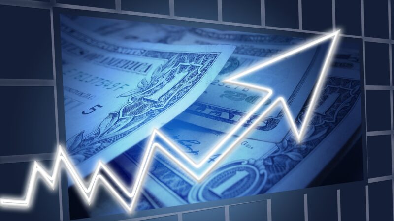 Dólar sobe com cautela no exterior, antes do PIB dos EUA e com queda do petróleo