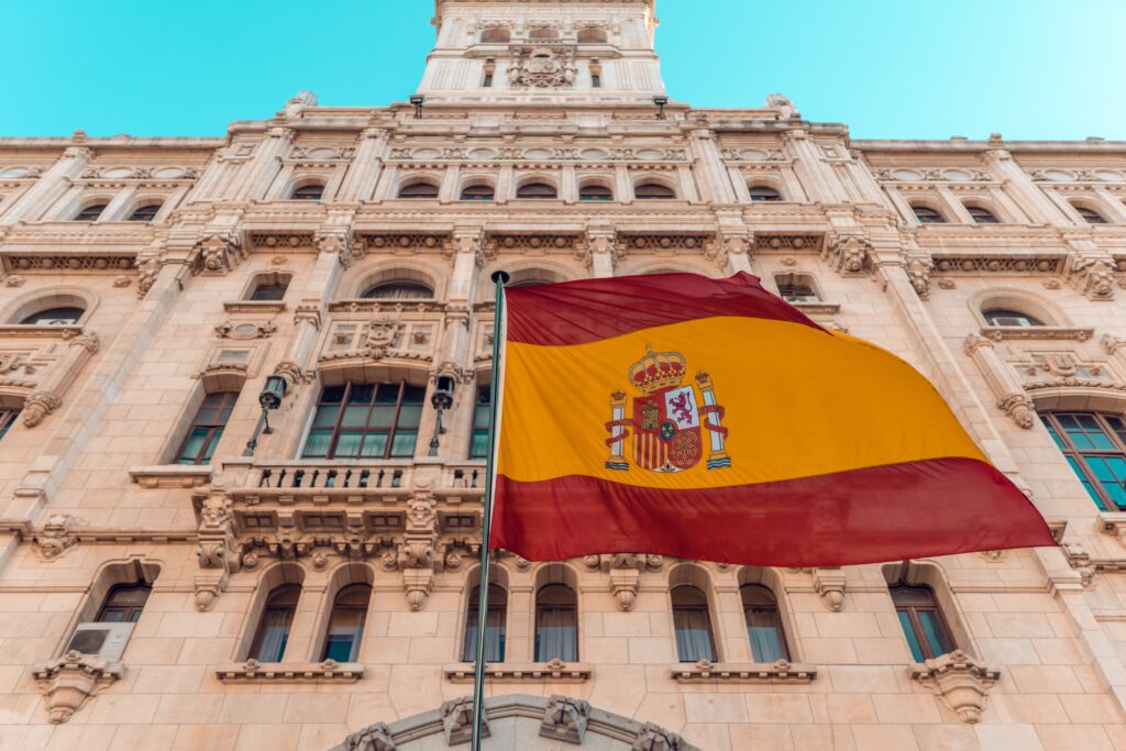 "Pedimos um esforço temporário das grandes fortunas", disse a ministra da fazenda da Espanha - Foto: Unsplash/Daniel Prado