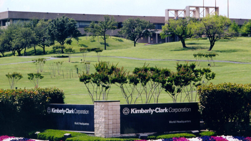 Kimberly-Clark pode vender ativos da América Latina, e Suzano (SUZB3) é 1ª da fila, diz jornal