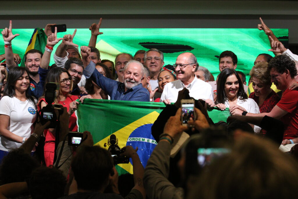 Lula festeja com a mulher Janja e após discursar pela vitória nas Eleições 2022 no Hotel Intercontinental (SP). Foto: Rovena Rosa/Agência Brasil