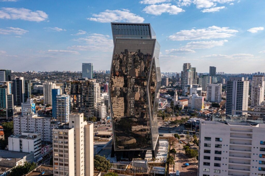 Visado pela Amazon, o Edifício Faria Lima Plaza é administrado pelo FII XP Properties (XPPR11), que detém 40%, e pelo Grupo VR, que detém 60% - Foto: Reprodução/Guardian Glass