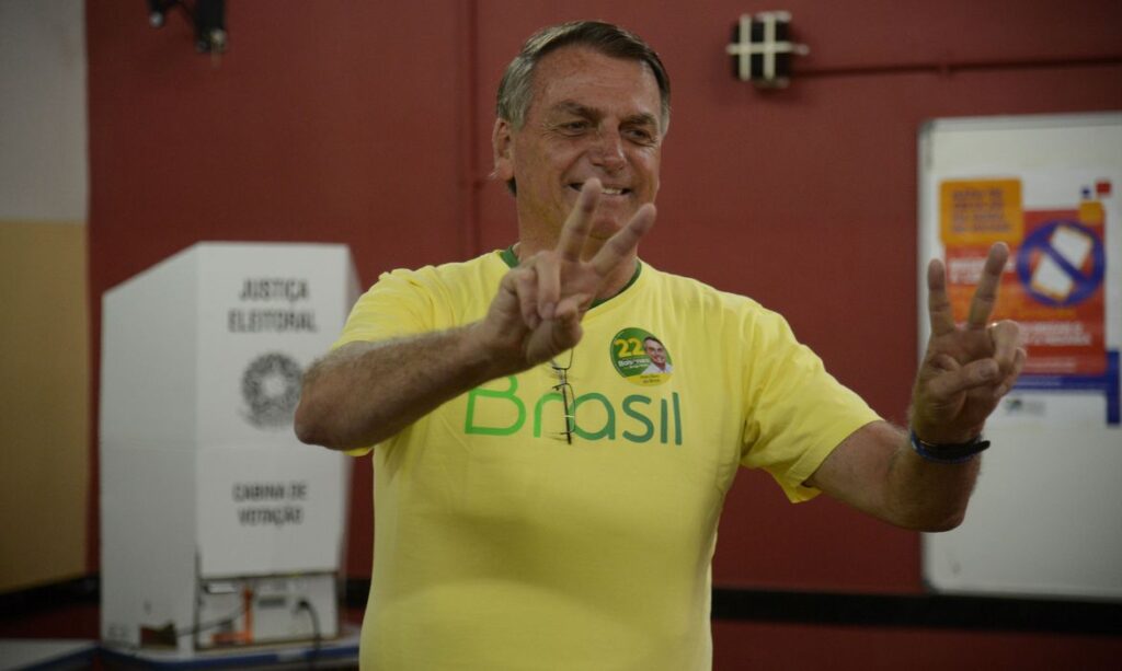 Jair Bolsonaro vota no segundo turno das eleições 2022