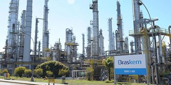 Ações da Braskem (BRKM5) recuam após corte de rating; entenda