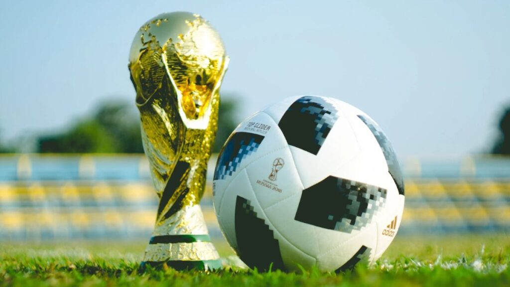 Imagem da taça e da bola da Copa do Mundo 2022