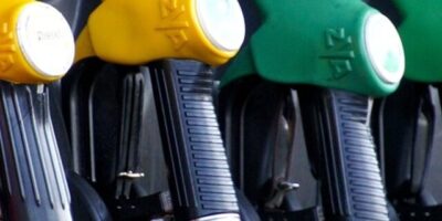 preço da gasolina cai após seis semanas de aumentos, mas fica acima de R$ 5,00