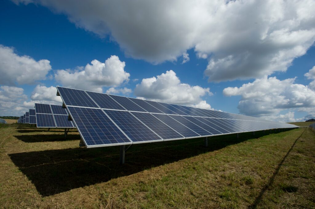 Cemig (CMIG4) investe R$ 500 mi em expansão de projeto de energia solar. (Foto/Unsplash)