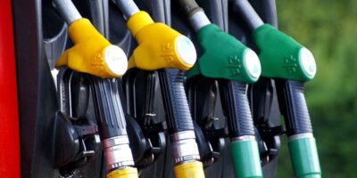 Gasolina: preço cai após seis semanas de aumentos, mas fica acima de R$ 5,00