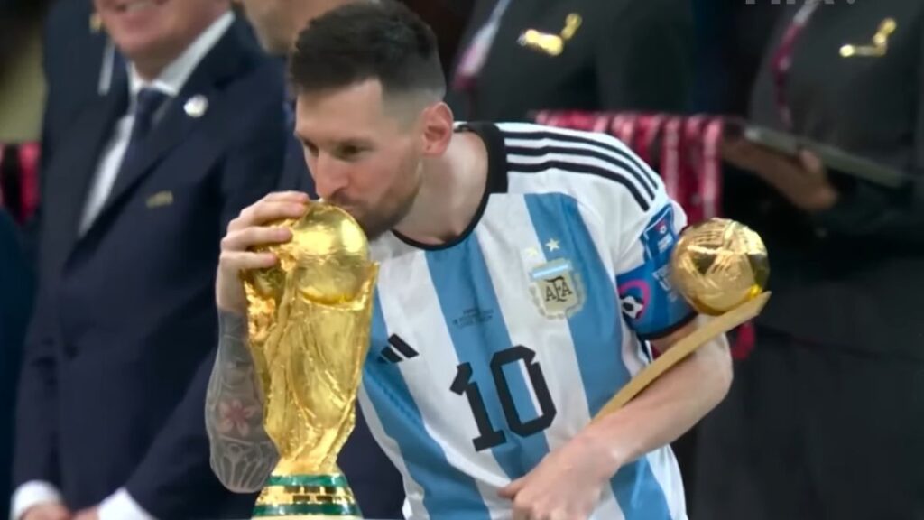 Lionel Messi beija taça da Copa do Mundo 2022. Foto: Reprodução/Fifa+