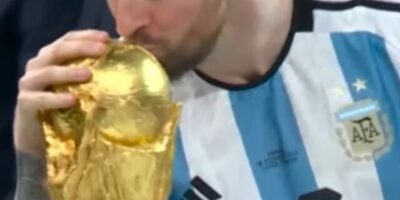 Lionel Messi beija taça da Copa do Mundo 2022. Foto: Reprodução/Fifa+