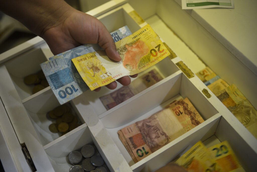 Novo salário mínimo deve incrementar R$ 69,9 bilhões na economia em 2024. Foto: Marcello Casal JrAgência Brasil
