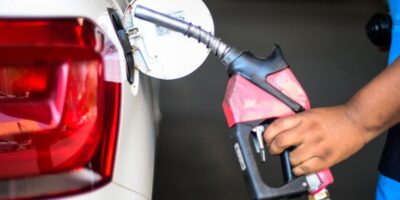 Gasolina no Brasil está 8% mais cara do que no exterior, diz Abicom