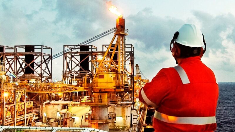 Petróleo tem menor cotação em meses e puxa queda do setor no Ibovespa; Petroreconcavo (RECV3) recua 16%