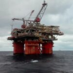 Petróleo fecha em alta em meio ao conflito no Oriente Médio, mas cai na semana