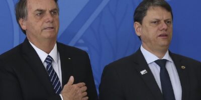 Tarcísio é hostilizado por aliados de Bolsonaro; ex-presidente tinha criticado governador