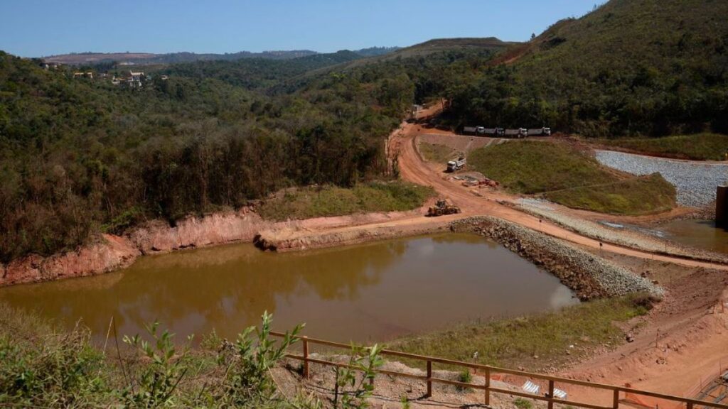 Trabalhadores na obra de contenção da barragem B3/B4 da Vale (VALE3). Foto: Tomaz Silva/Agência Brasil