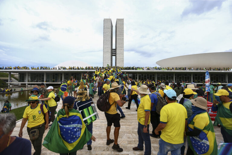 Noticia sobre Manifestantes invadem Congresso, STF e Palácio do Planalto.