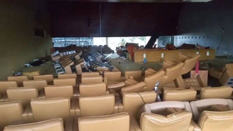Extremistas destroem instalações no STF e gabinetes no Palácio do Planalto; veja imagens