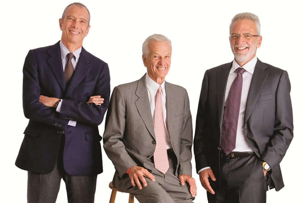 Carlos Alberto Sicupira (esq.), Jorge Paulo Lemann (meio, sentado) e Marcel Telles (dir.) - Foto: Divulgação