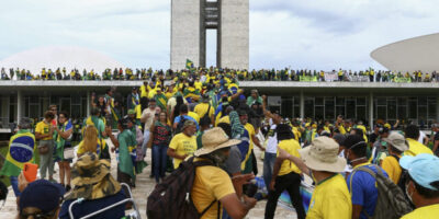 Manifestantes invadem Congresso, STF e Palácio do Planalto.